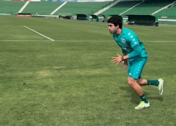 Bruno Mendes inicia treinos físicos e fica perto do retorno: ‘ansiedade a mil’