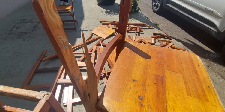 Caminhonete invade calçada e atropela 12 clientes em bar de Piracicaba