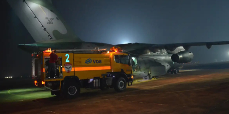 FAB cede avião para auxiliar no combate ao fogo no Interior paulista