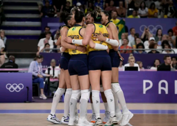Brasil perde dos Estados Unidos e vai lutar pelo bronze no vôlei feminino