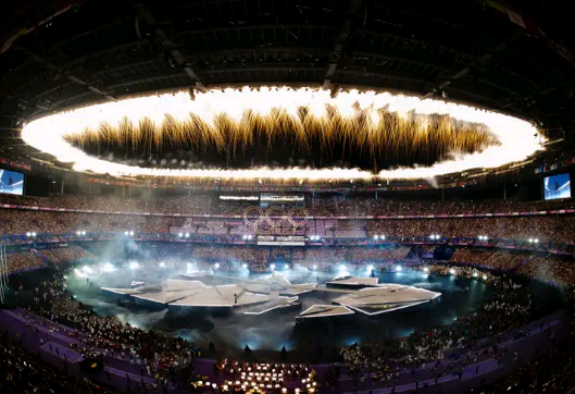 Paris entrega bastão para Los Angeles 2028 no encerramento dos Jogos