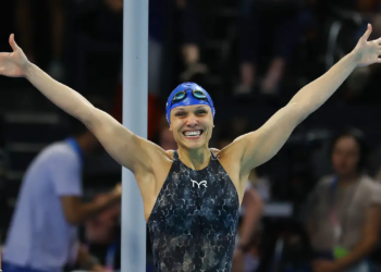 Carol Santiago é ouro nos 100 metros costas e faz história para o Brasil