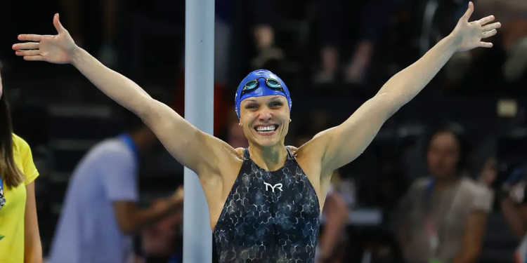 Carol Santiago é ouro nos 100 metros costas e faz história para o Brasil