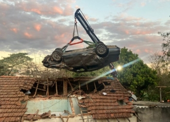 Dois dias após ter ‘voado’ para cima de uma casa, veículo é retirado com guindaste