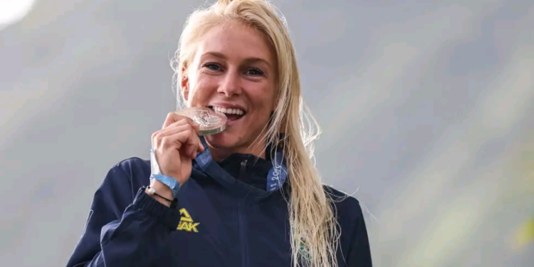 Tati Weston-Webb fica com prata no surfe feminino