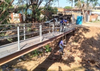 Passarela para pedestres é entregue no Núcleo Jardim Paraíso, no Ouro Verde
