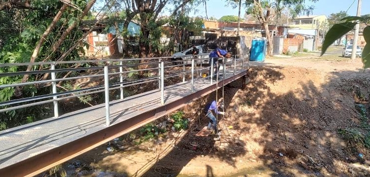 Passarela para pedestres é entregue no Núcleo Jardim Paraíso, no Ouro Verde