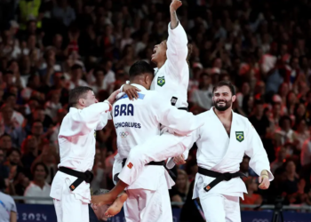 Judô brasileiro ganha o bronze por equipes e encerra participação com 4 medalhas