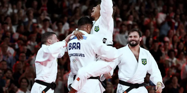 Judô brasileiro ganha o bronze por equipes e encerra participação com 4 medalhas