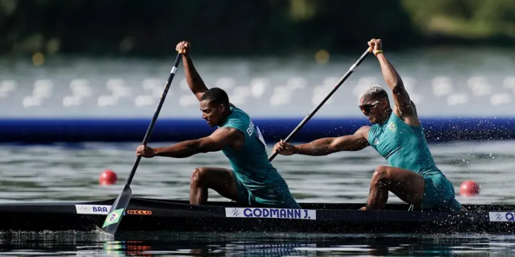 Dupla brasileira avança à semifinal na canoagem de velocidade