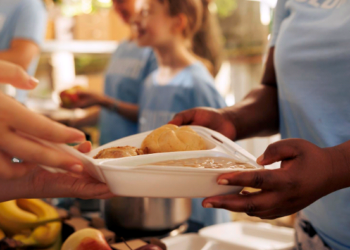 Seja apenas uma alma humana – por Lívia Campos Silva