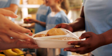 Seja apenas uma alma humana – por Lívia Campos Silva