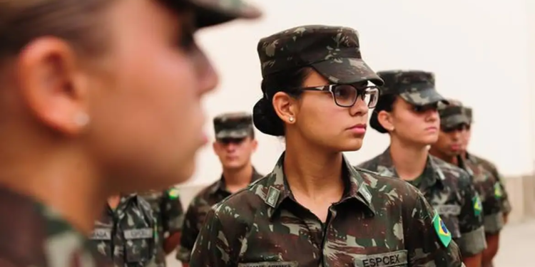 Decreto autoriza mulheres a se alistarem no serviço militar a partir dos 18 anos
