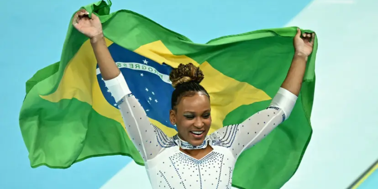 Rebeca Andrade conquista a prata no salto e iguala recorde