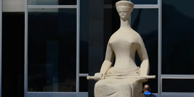 Maioria do STF torna ré acusada de escrever “Perdeu, mané” na estátua