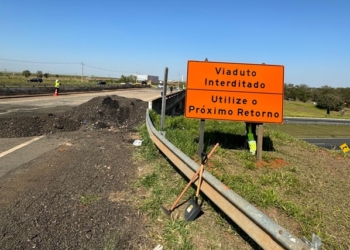 DER libera tráfego em viaduto afetado por colisão de um caminhão