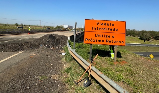 DER libera tráfego em viaduto afetado por colisão de um caminhão