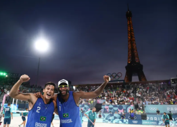 Vôlei de praia: Evandro e Arthur atropelam holandeses e vão às quartas