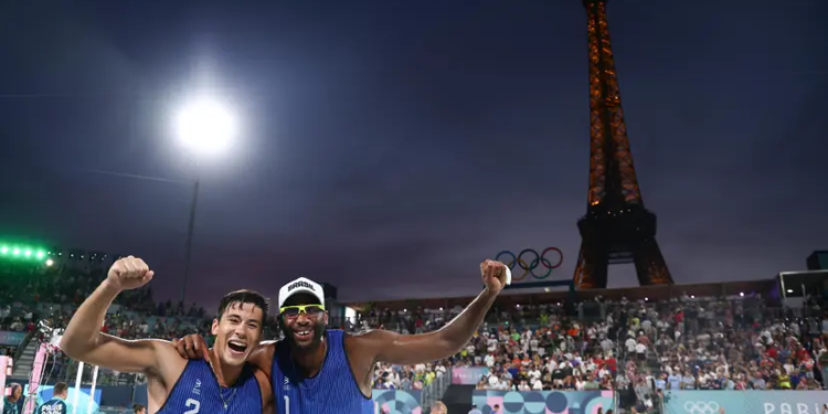 Vôlei de praia: Evandro e Arthur atropelam holandeses e vão às quartas