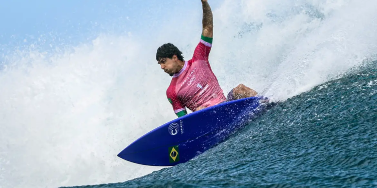 Medina perde para australiano e fica fora da final do surfe