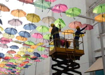 Guarda-chuvas começam a ser retirados da 13 de Maio para colocação da nova decoração