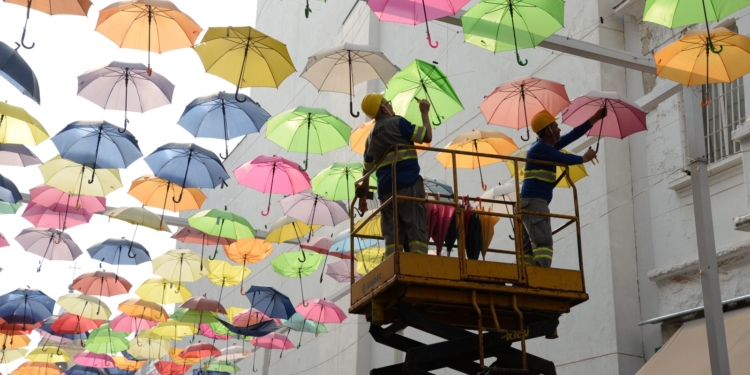 Guarda-chuvas começam a ser retirados da 13 de Maio para colocação da nova decoração