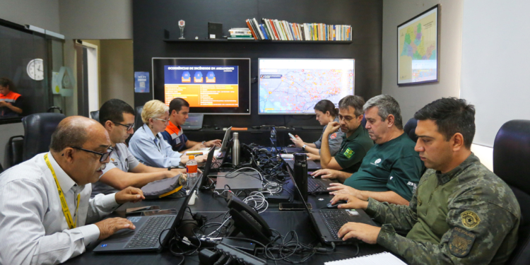 São Paulo tem maior operação aérea da história no combate aos incêndios