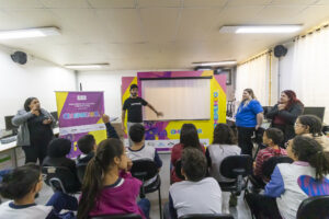 Intérprete de Libras e pedagogos auxiliaram na inclusão de todas as crianças.