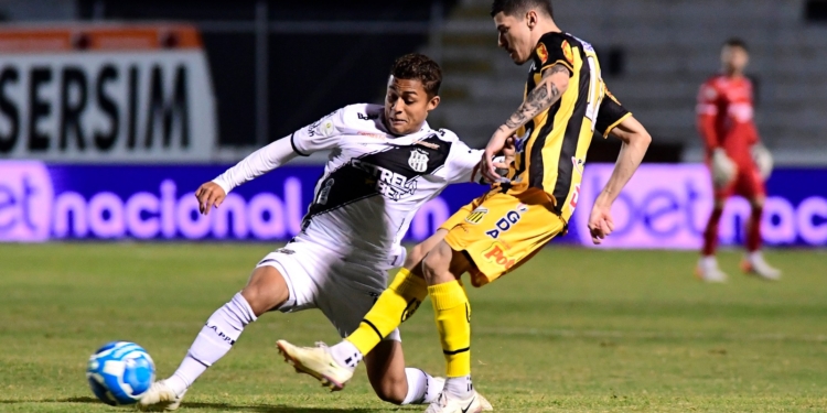 Atacante indiciado por violência sexual rescinde contrato com a Ponte       