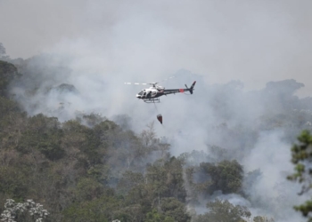 Helicóptero Águia ajuda a combater incêndio no Pico das Cabras