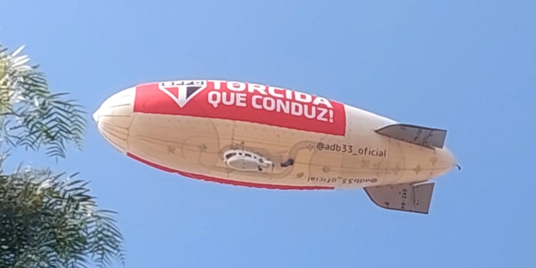 Campineiros avistam dirigível com propaganda do São Paulo antes de queda em Osasco