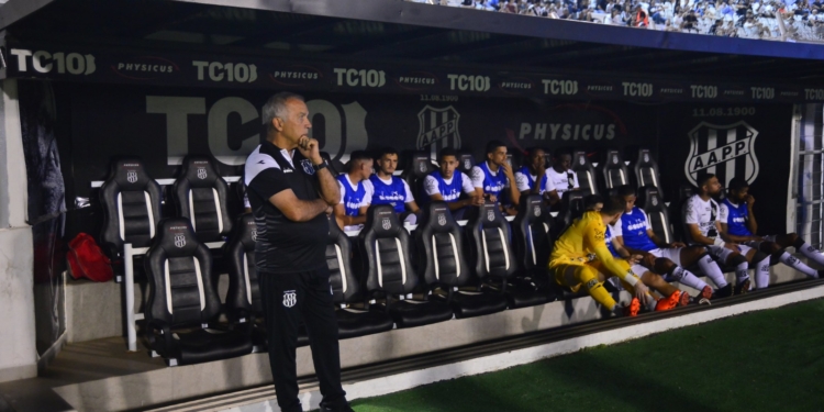 “Infelizmente não traduzimos a melhora em gols”, lamenta Nelsinho após derrota para América