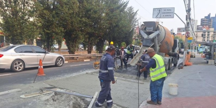 Trecho da Avenida Brasil tem bloqueio parcial no Guanabara