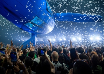 Fuerza Bruta inicia temporada de experiência multissensorial