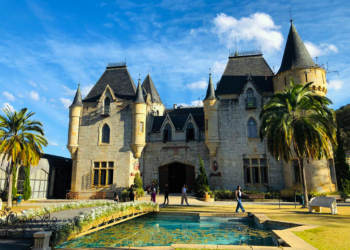 Já pensou em se hospedar no único palacete da América Latina inspirado em um castelo medieval?