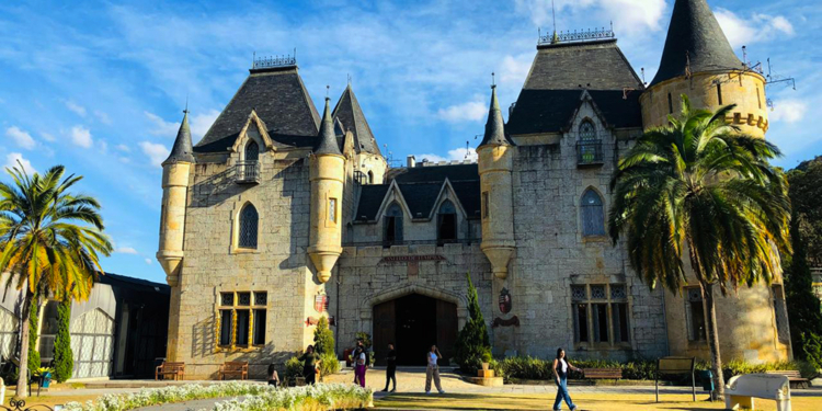 Já pensou em se hospedar no único palacete da América Latina inspirado em um castelo medieval?