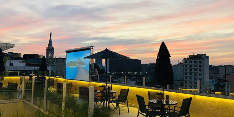 Rooftop do Arosa Rio Hotel é espaço para relaxar e curtir entardecer