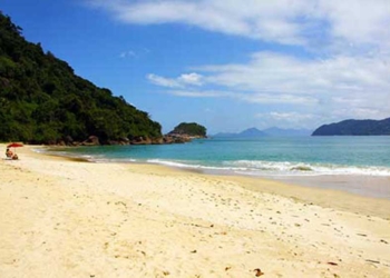 Prumirim, no litoral paulista, tem praia surreal,  cachoeira com piscina natural e ilha paradisíaca