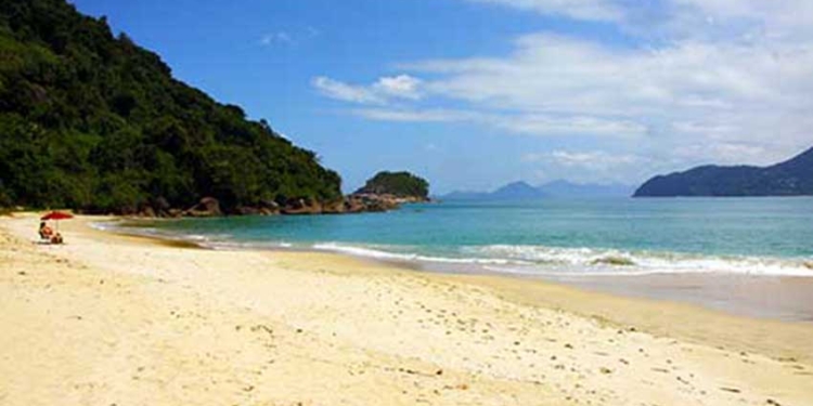 Prumirim, no litoral paulista, tem praia surreal, cachoeira com piscina natural e ilha paradisíaca