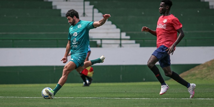 Recuperado de cirurgia, Bruno Mendes é atração em jogo-treino do Guarani