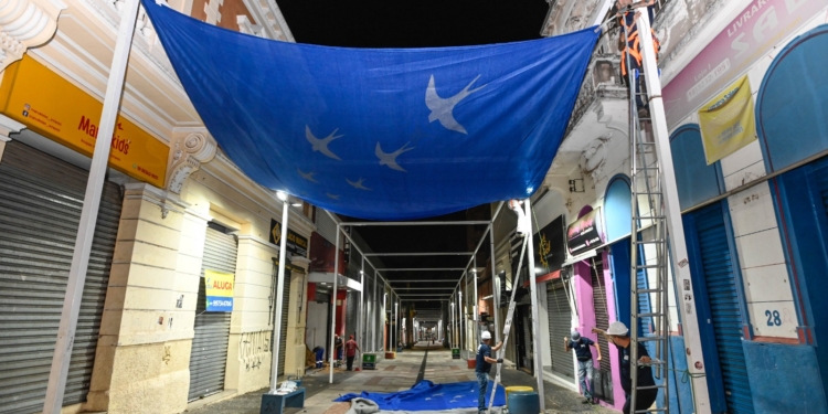 Calçadão da 13 de Maio começa a receber nova decoração