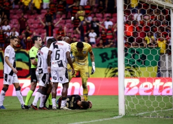 Goleiro da Ponte recebe quatro jogos de gancho por agressão a zagueiro do Sport; cabe recurso