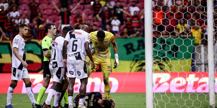 Goleiro da Ponte recebe quatro jogos de gancho por agressão a zagueiro do Sport; cabe recurso