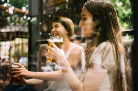 Artigo – Consumo de álcool e câncer de mama: desinformação atrapalha prevenção – por Mariana Thibes