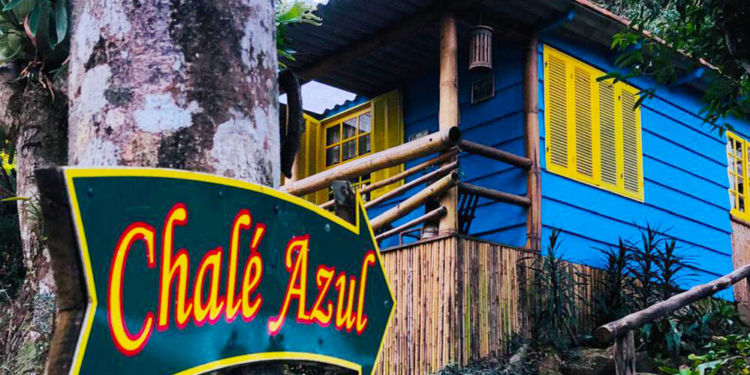 Chalés rústicos em meio à floresta conectam hóspedes à natureza em Petrópolis