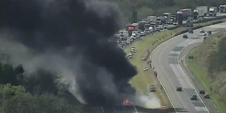 Carreta tomba, pega fogo e trecho da Bandeirantes é interditado