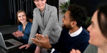 Como aumentar sua presença usando a oratória intencional – por Cecília Lima