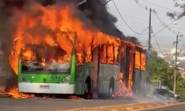 Fogo deixa ônibus destruído na região do Taquaral