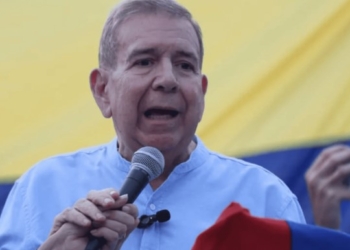 Opositor de Maduro deixa Venezuela e chega na Espanha, onde receberá asilo