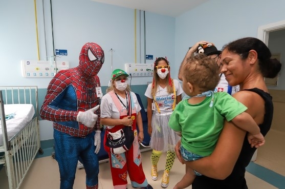 Rede Mário Gatti abre espaço para voluntários promoverem brincadeiras com crianças internadas